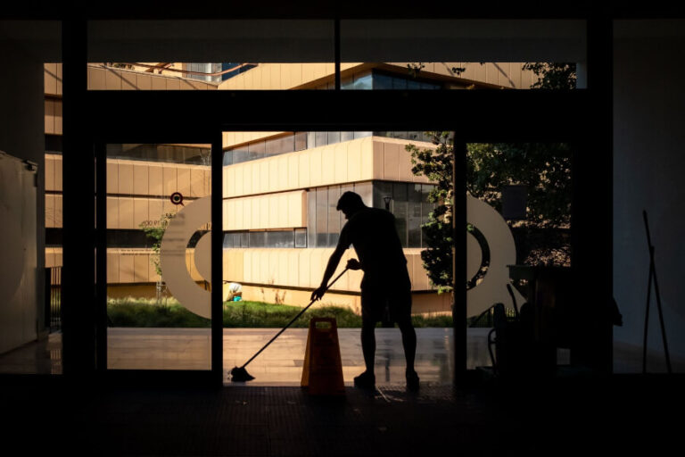 3 Ways a Day Porter and a Janitor are Different