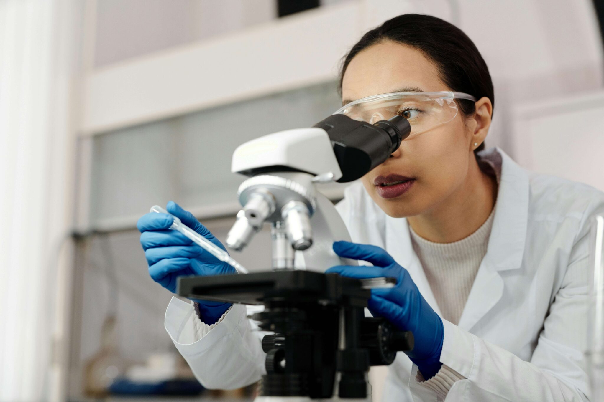 woman working in a medical laboratory